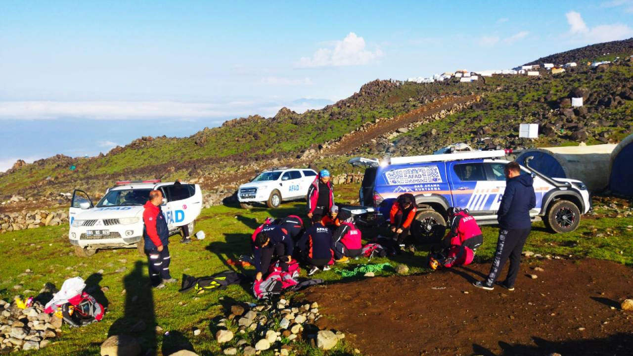 Ağrı Dağı’nda kaybolan 2 kişinin bulunması için çalışmalar sürüyor