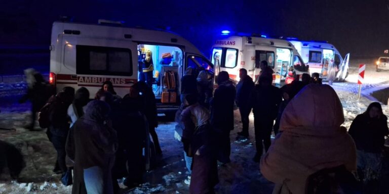 bayburt-gumushane-yolunda-otobus-kaza-yaparak-durdu-8AmeN1EW.jpg