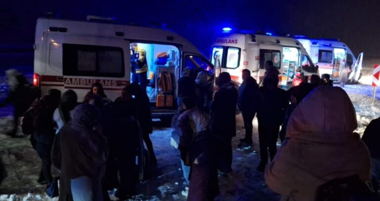 yolcu-otobusu-kaza-yapti-cok-sayida-yarali-var-FsDTGGYR.jpg