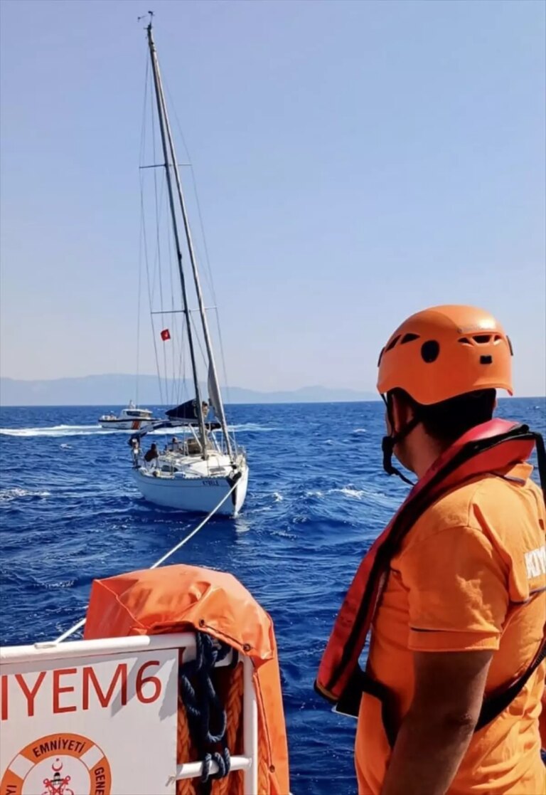 bodrumda-suruklenen-2-tekne-kurtarildi-p8LHNPOw.jpg