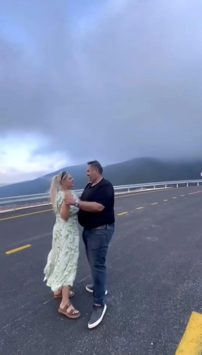 hatayda-yeni-yol-acilisinda-ciftin-dansi-dikkat-cekti-OOiWHpQX.jpg
