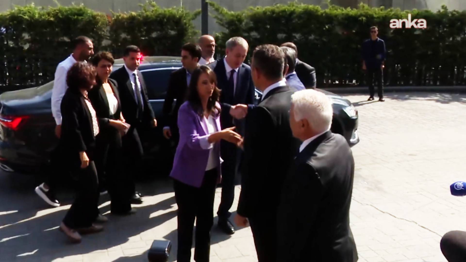 dem parti es genel baskanlarindan ozele destek ziyareti eski istanbul il baskanligina gittiler AUmGmyxb