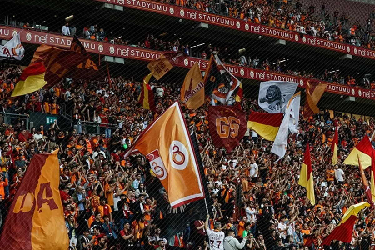galatasaray taraftari yildiz futbolcuya ofke kusuyor onun yuzunden kaybettik FI6qWxm9
