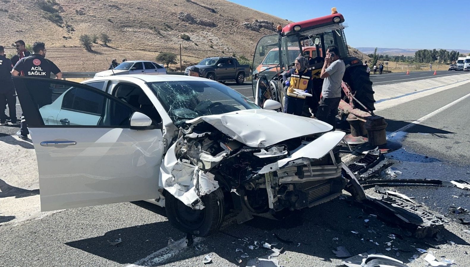 otomobil ile traktor carpisti 4 yarali ug9u5A3d