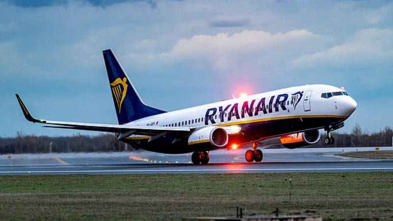 pasaport yiyen ve tuvalete atan yolcular londra ucagini parise indirdi ekhfeMF2