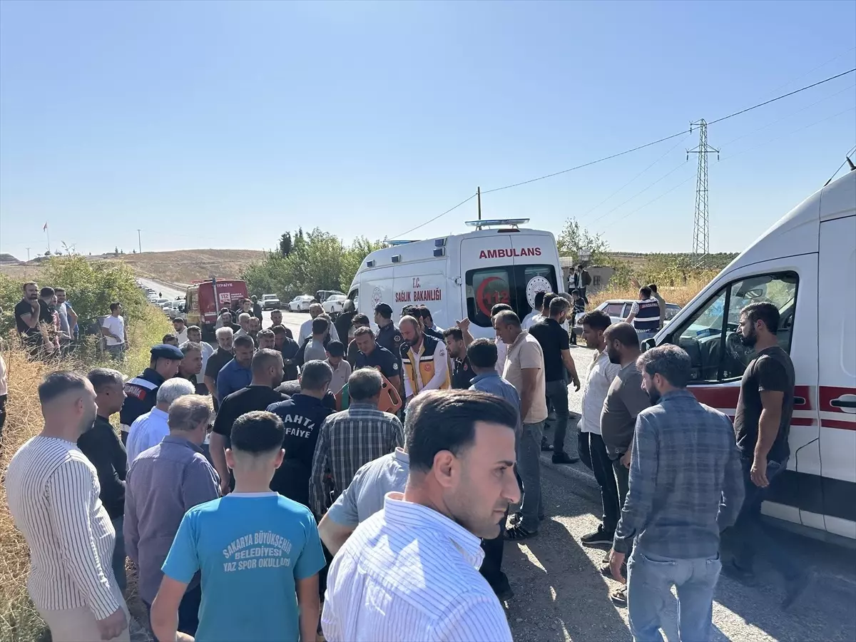 ambulans ve otomobil carpisti 8 yarali 6c8STTgY.jpg