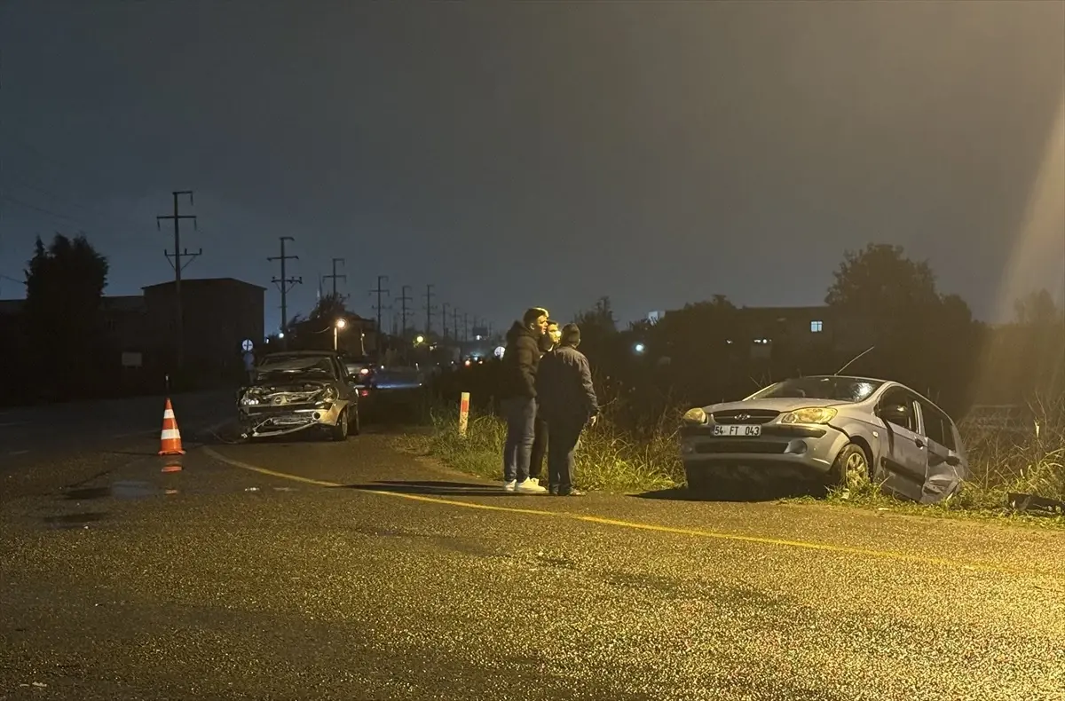 sakaryada otomobil kazasi 3 yarali IE7ky4Gd.jpg