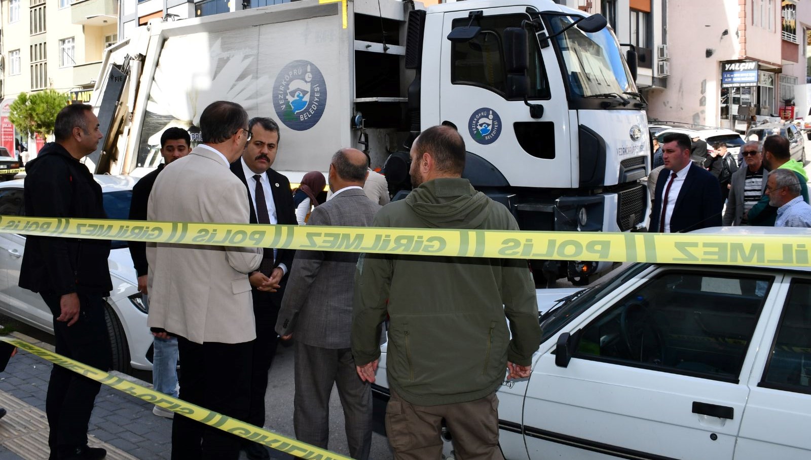 yasli adam cop kamyonunun altinda kaldi NjvDuZ7e.jpg