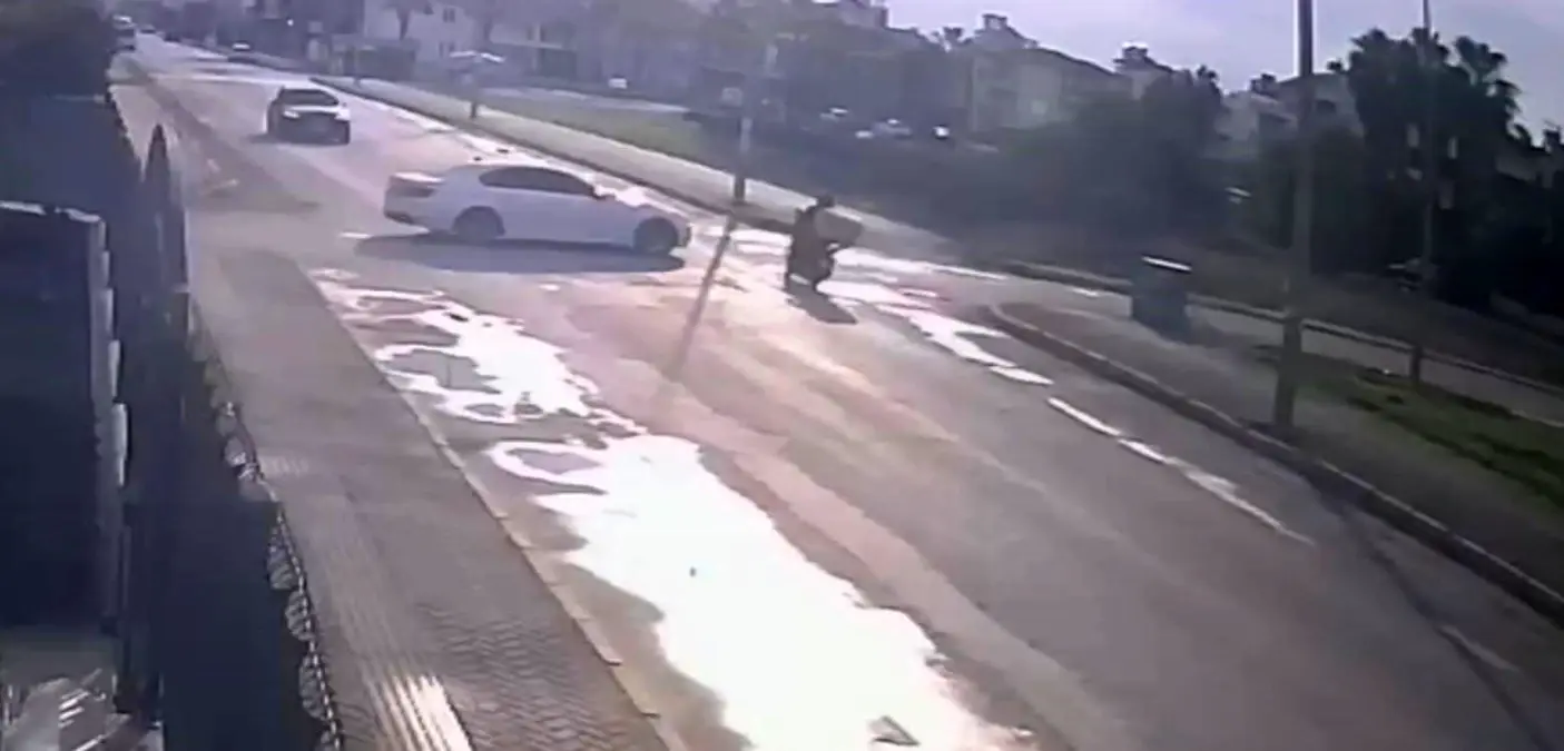 antalyada motosikletli kurye kaza gecirdi agir yarali TCxiqpgu.jpg