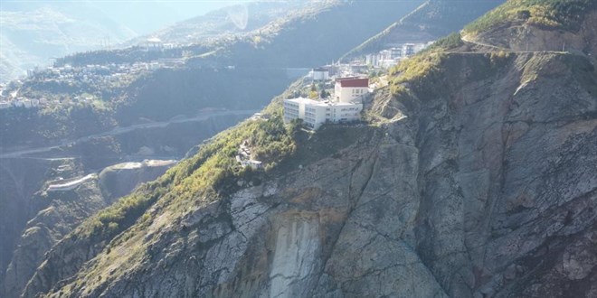 artvinde kaya kopmasi panige neden oldu iki lise tahliye edildi ehDXk1Df.jpg