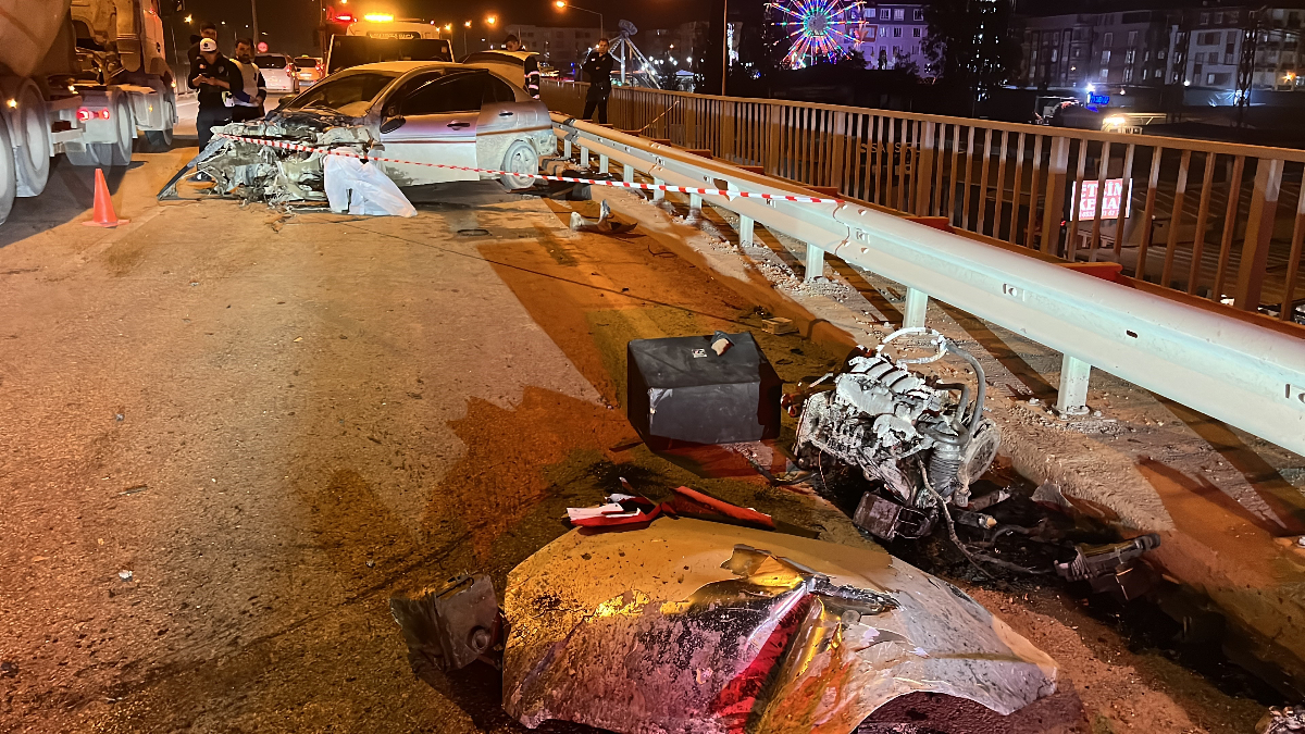 hatayda bariyerlere carpan otomobilin motoru yola firladi 4Ci31hO1.jpg