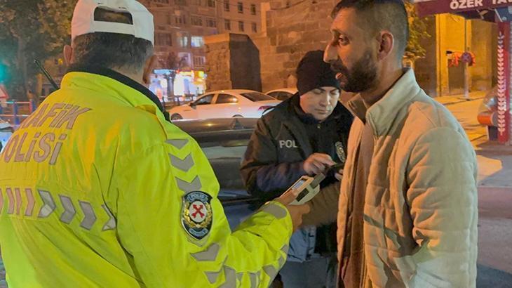 kayseride alkollu surucunun ilginc anlari ehliyet diye sosyal medyasini gosterdi 8XKbXXt6.jpg