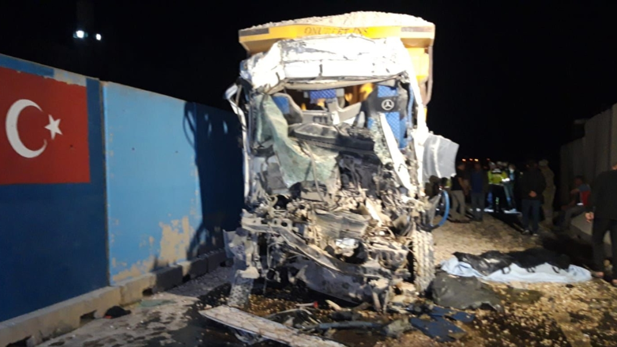 mardinde tira carpan kamyonun surucusu hayatini kaybetti L4gc1kVm.jpg