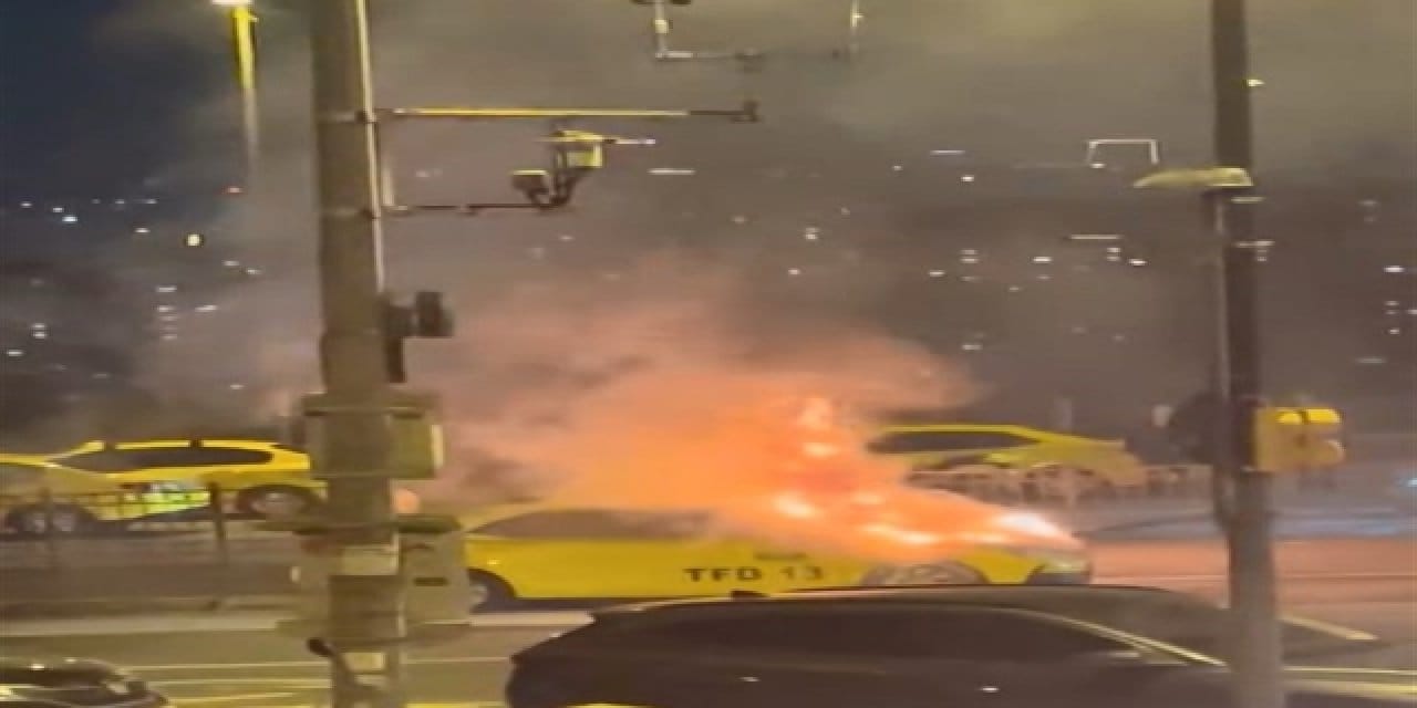 Beyoğlu’nda taksi alev alev yandı: Yolcular son anda kurtuldu