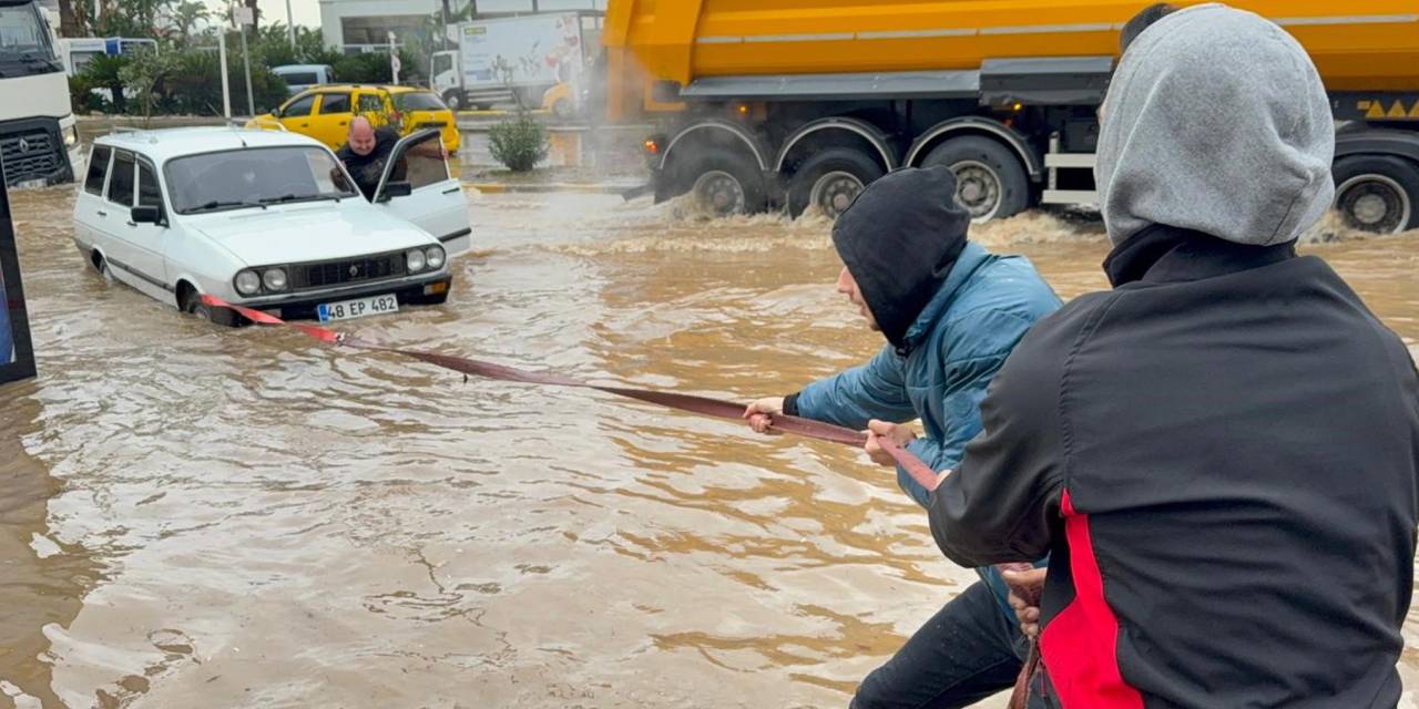 Bodrum’da sağanak sele döndü! Cadde ve sokaklar su altında kaldı