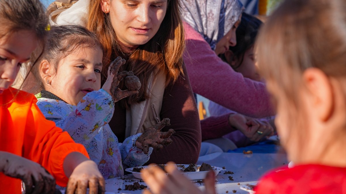 Diyarbakır’da minikler, orman için tohum topu hazırlıyor