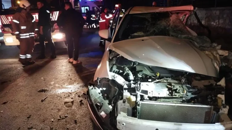 beykozda-feci-kaza-surucu-otomobile-sikisti-1i-agir-12-yarali-KfvSTrGC