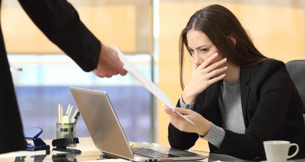 para-basan-abdli-dev-sirketler-calisanlarini-bir-bir-kapinin-onune-koyuyor-DaXtB6My