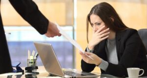 para-basan-abdli-dev-sirketler-calisanlarini-bir-bir-kapinin-onune-koyuyor-DaXtB6My