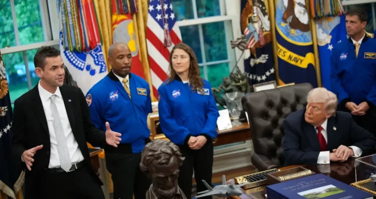 trump-yine-yapti-yapacagini-nasa-baskaninin-kulaklariyla-dalga-gecti-dJRWlW4e