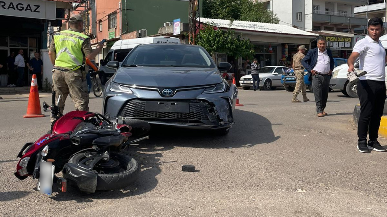 Aktepe Çarşı Göbeğinde Trafik Kazası: Motosiklet Sürücüsü Yaralandı