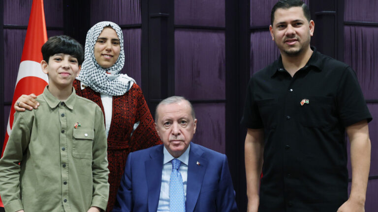 gazzenin-cocuk-sesi-dolmabahcede-erdogan-gazzeli-ebu-cezer-ve-ailesini-kabul-etti-du6UdqMS