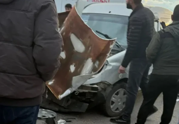hakkaride-3-aracin-karistigi-kazada-12-kisi-yaralandi-fKgZ6mC2