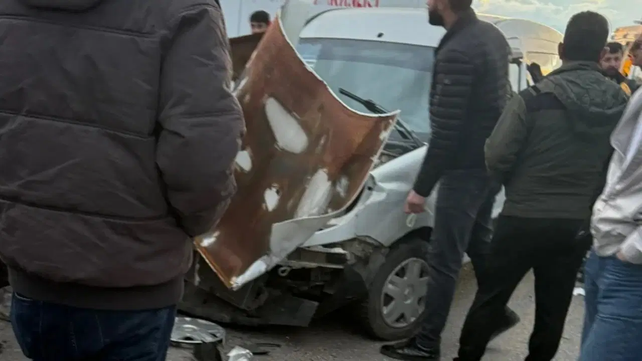 hakkaride-3-aracin-karistigi-kazada-12-kisi-yaralandi-fKgZ6mC2