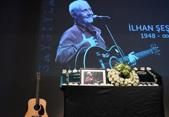 kadikoyde-ilhan-sesen-anisina-ozel-gece-grup-gundogarken-sahnede-olacak-bgw9XGWZ