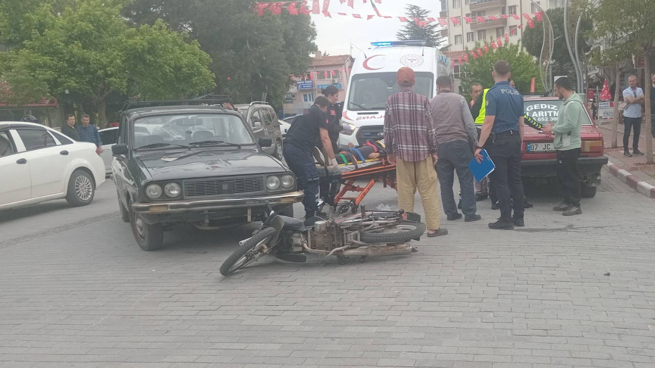 kutahyada-motosiklet-ile-otomobil-kafa-kafaya-carpisti-2-kardes-yaralandi-KD7keqqW