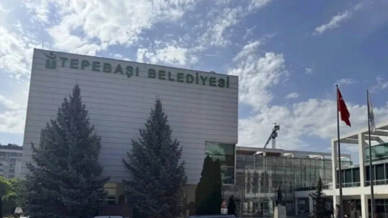 tepebasi-belediyesine-operasyon-gozaltina-alinan-25-kisi-adliyeye-sevk-edildi-ygv5MqwU