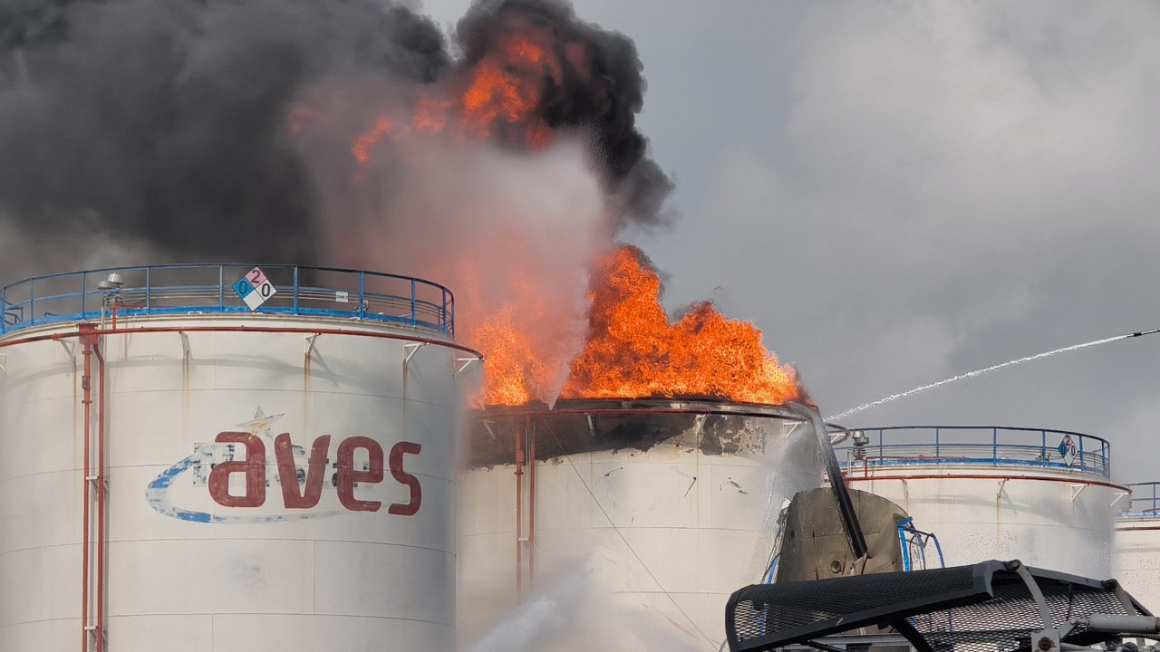 yakit-tanki-bomba-gibi-patladi-alevler-her-tarafi-sardi-1-olu-mersinde-yangin-kptUcuOa
