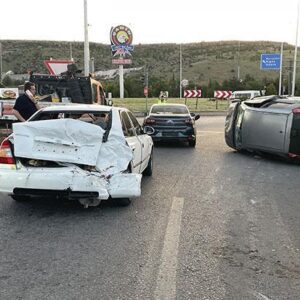 Kayseri’de zincirleme kaza! 4 araç birbirine girdi, 4 yaralı
