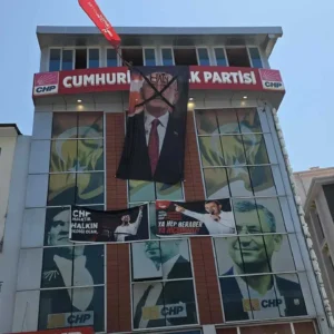 Kemal Kılıçdaroğlu fotoğrafının üzerinde ‘Hain’ yazan dev poster Malatya il binasına asıldı