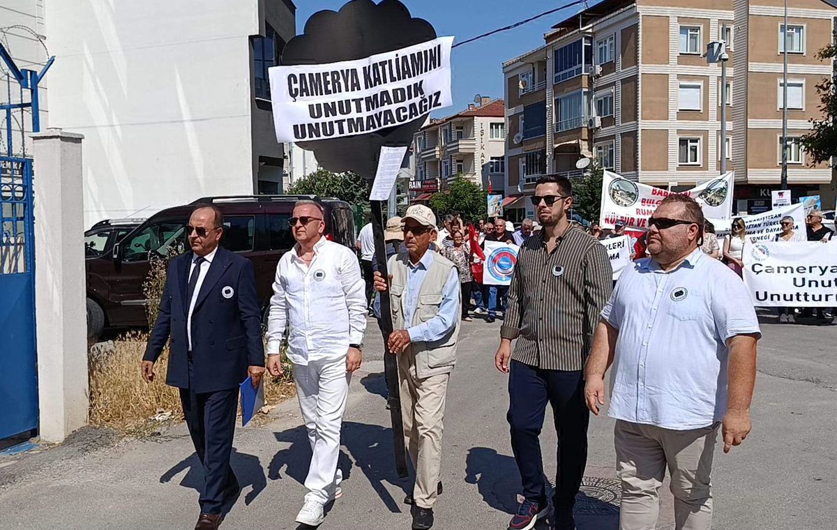 Edirne’de Yunanistan Konsolosluğu önüne ‘Çamerya soykırımını unutmadık’ yazılı çelenk bıraktılar