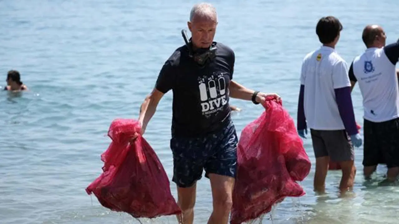Bodrum turkbukunde deniz dibi temizligi kiyidan 650 kilogram atik cikarildi KGXWcHvP